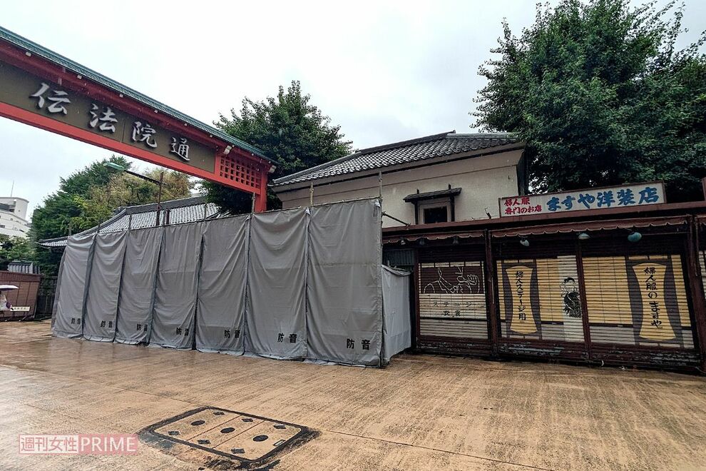 《約40年間の不法占拠》浅草の昭和レトロな「伝法院通り」の解体がスタート、地元の本音と台東区が明かす“…