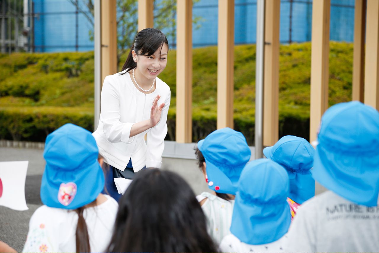 7月25日、公務に出席するため静岡県御殿場市を訪れた佳子さまは出迎えた園児に笑顔で応じられた