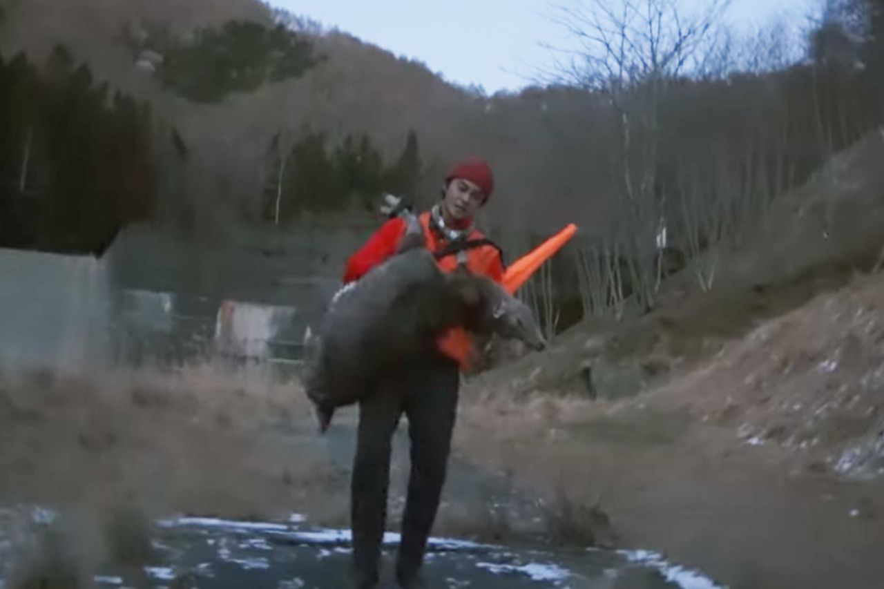 仕留めた鹿を苦しげに運ぶ東出昌大（『SPACE SHOWER FILMS』のYouTubeより）