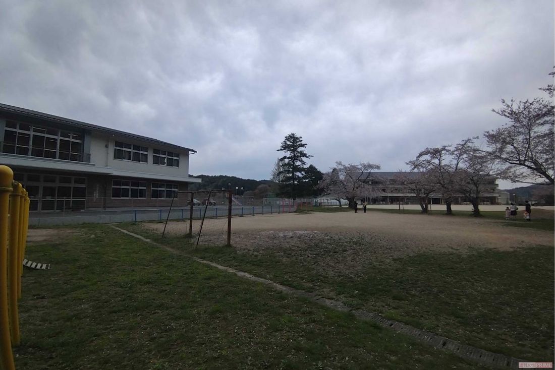 園部小（右奥）と学童保育施設（左）の手前で父親の車を降りて以降、安達さんは行方がわからなくなっている