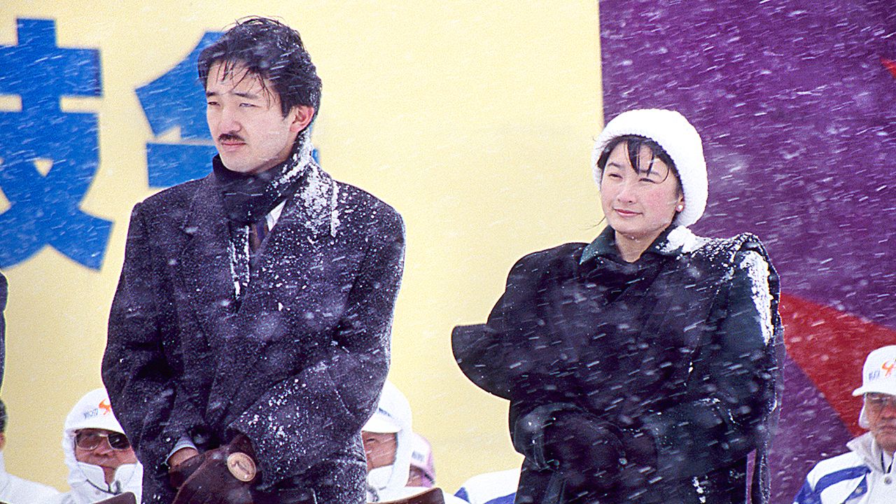 真冬の公務では吹雪の場合もあり、両陛下には負担が大きい（秋篠宮ご夫妻・'91年2月）