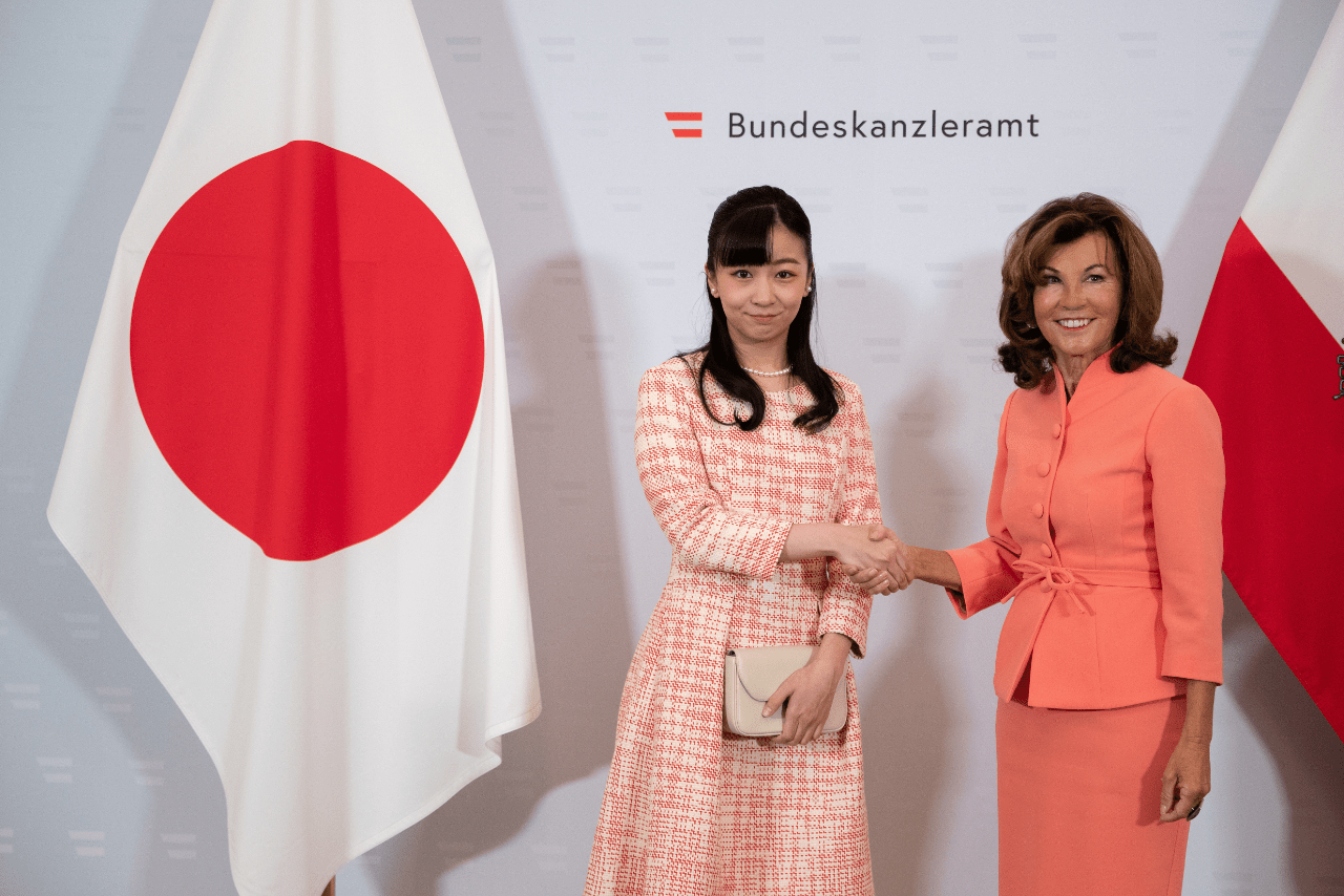 オーストリアを公式訪問中、同国初の女性首相ブリギッテ・ビアライン氏と面会した佳子さま（2019年9月18日）写真：ロイター＝共同