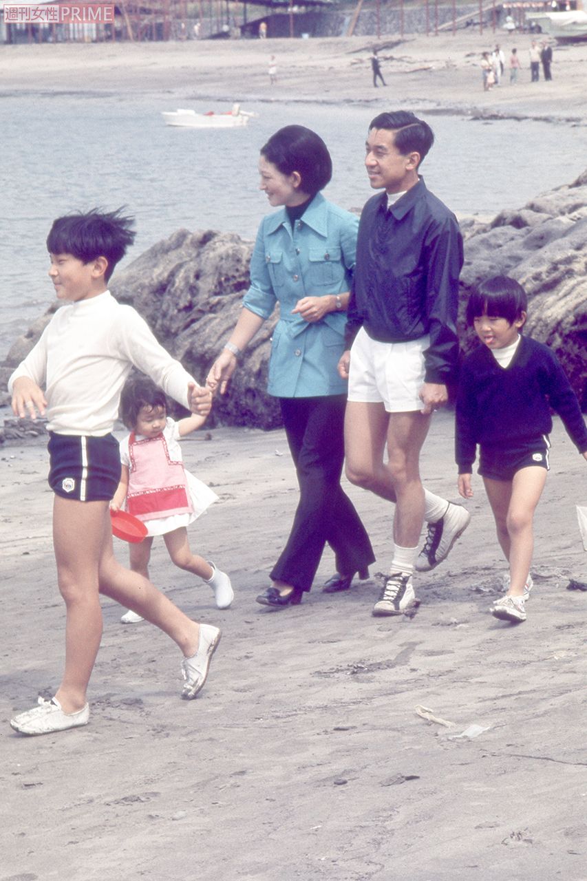 1971年9月、ご静養先の葉山で（当時の）礼宮さま、紀宮さまとともに一家団欒を楽しまれて