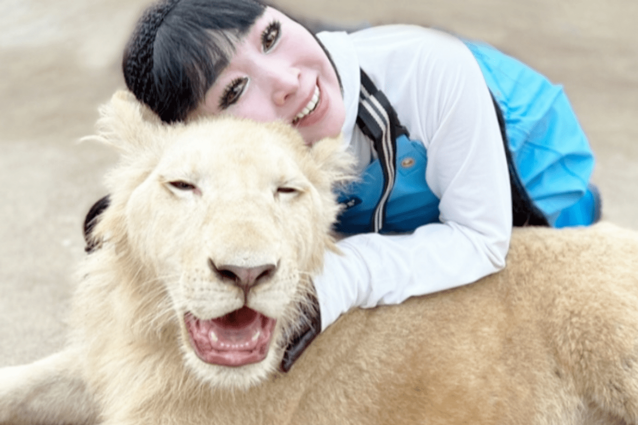 現在はホワイトライオンのKINGを飼育中。天功とKING、歌手のyucatさんとユニット「KinG00（キング）」を結成し、楽曲にはエスペラント語が使われている