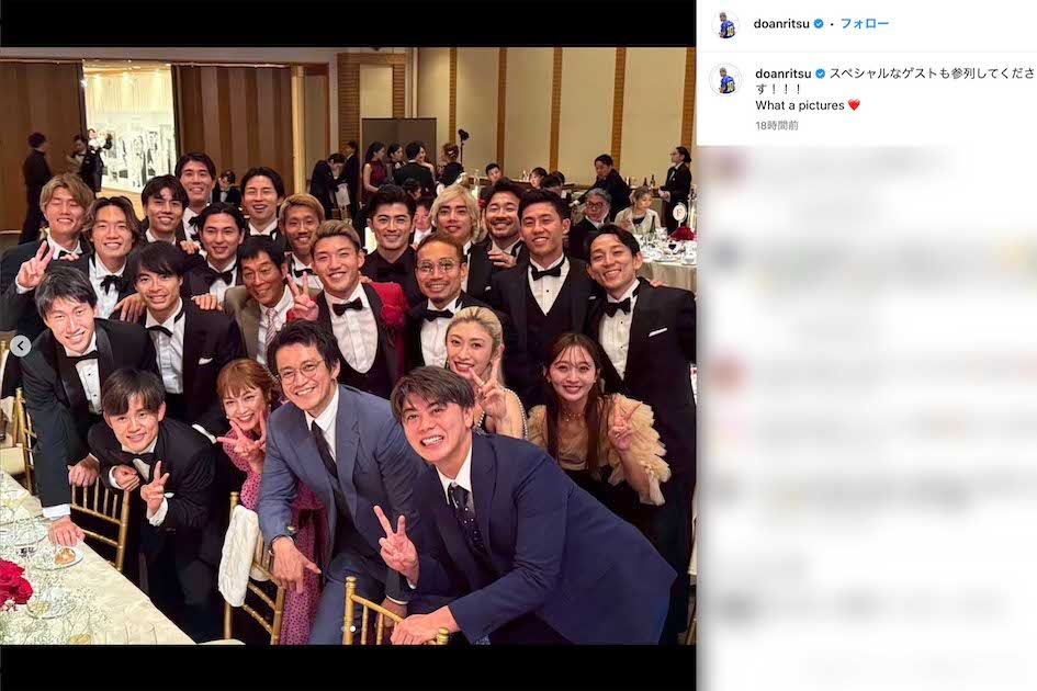 日本代表のメンバーに加えて、長友佑都の妻・平愛梨や小栗旬・山田優夫妻、明石家さんままでもが参加した堂安律の結婚式（堂安のインスタグラムより）