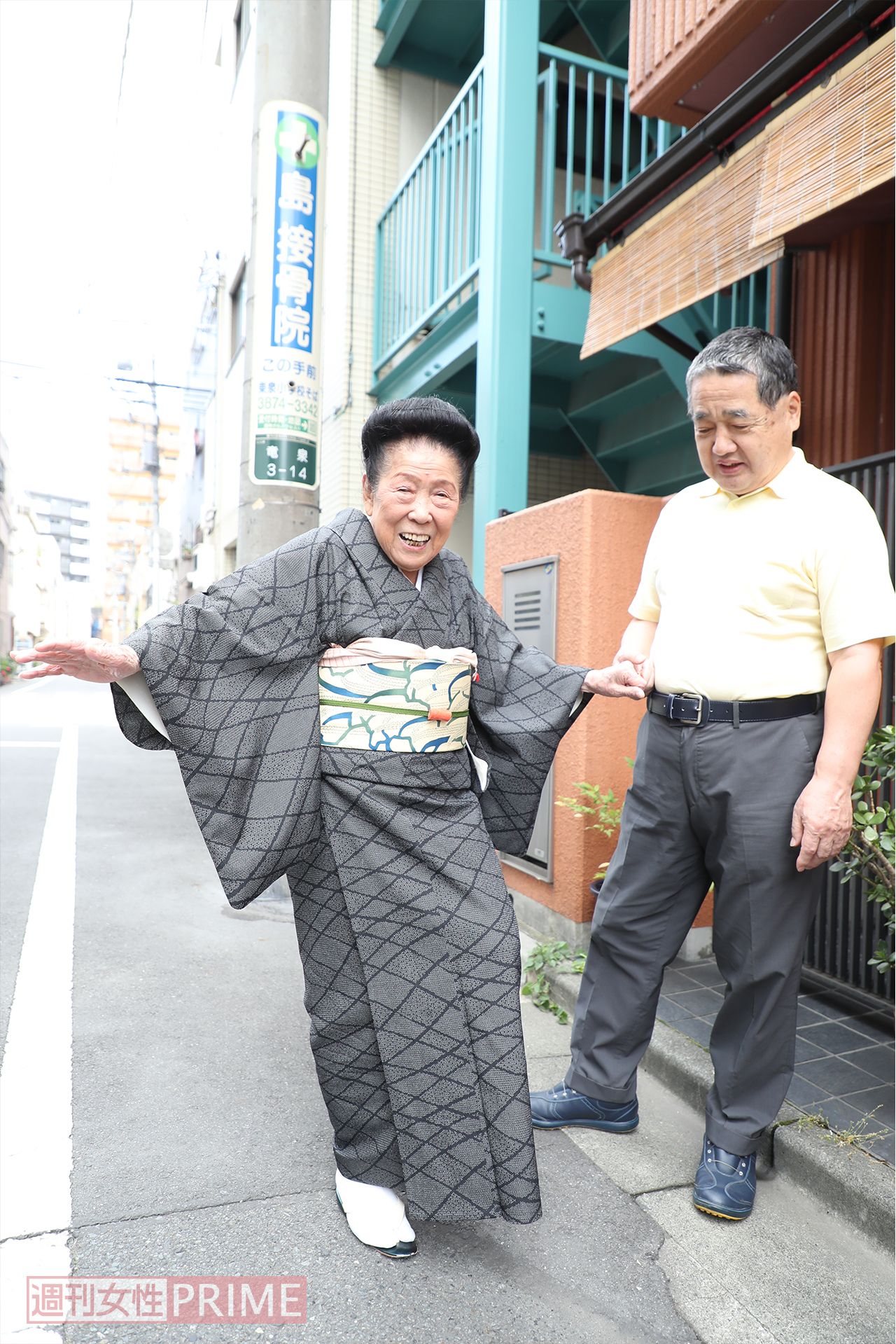 自宅のある街を散歩するのが2人の日課。2人で暮らし始めてもう30年になる（'17年）　撮影／佐藤靖彦