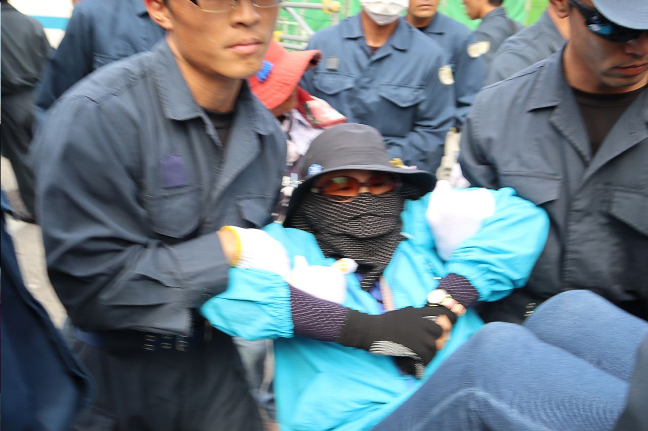 政府は4月に埋め立て工事に着手、これに反対し、米軍基地前で座り込みをする市民の強制排除が相次ぐ