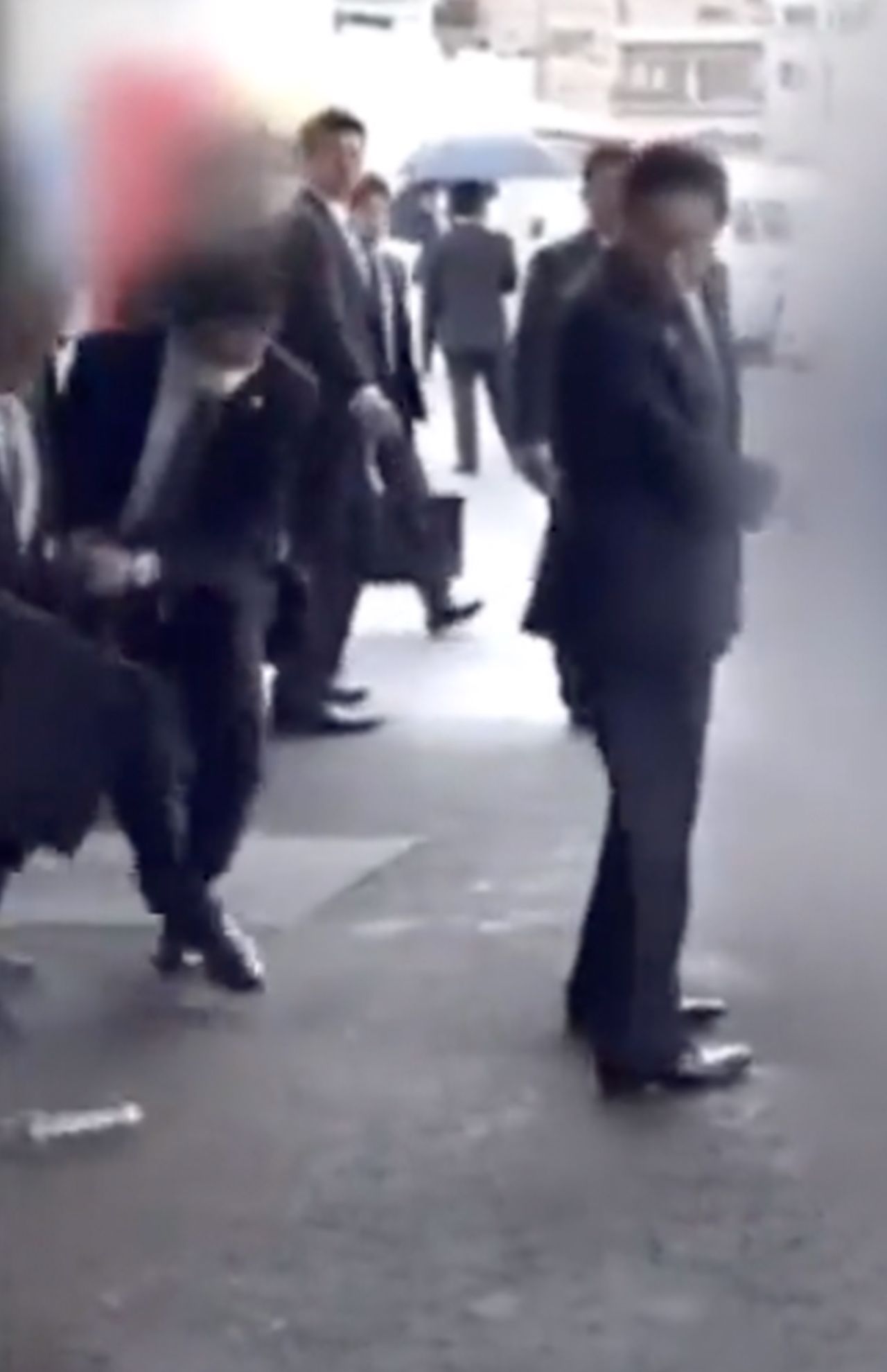 蹴り飛ばして岸田首相から爆発物を遠ざけたSP