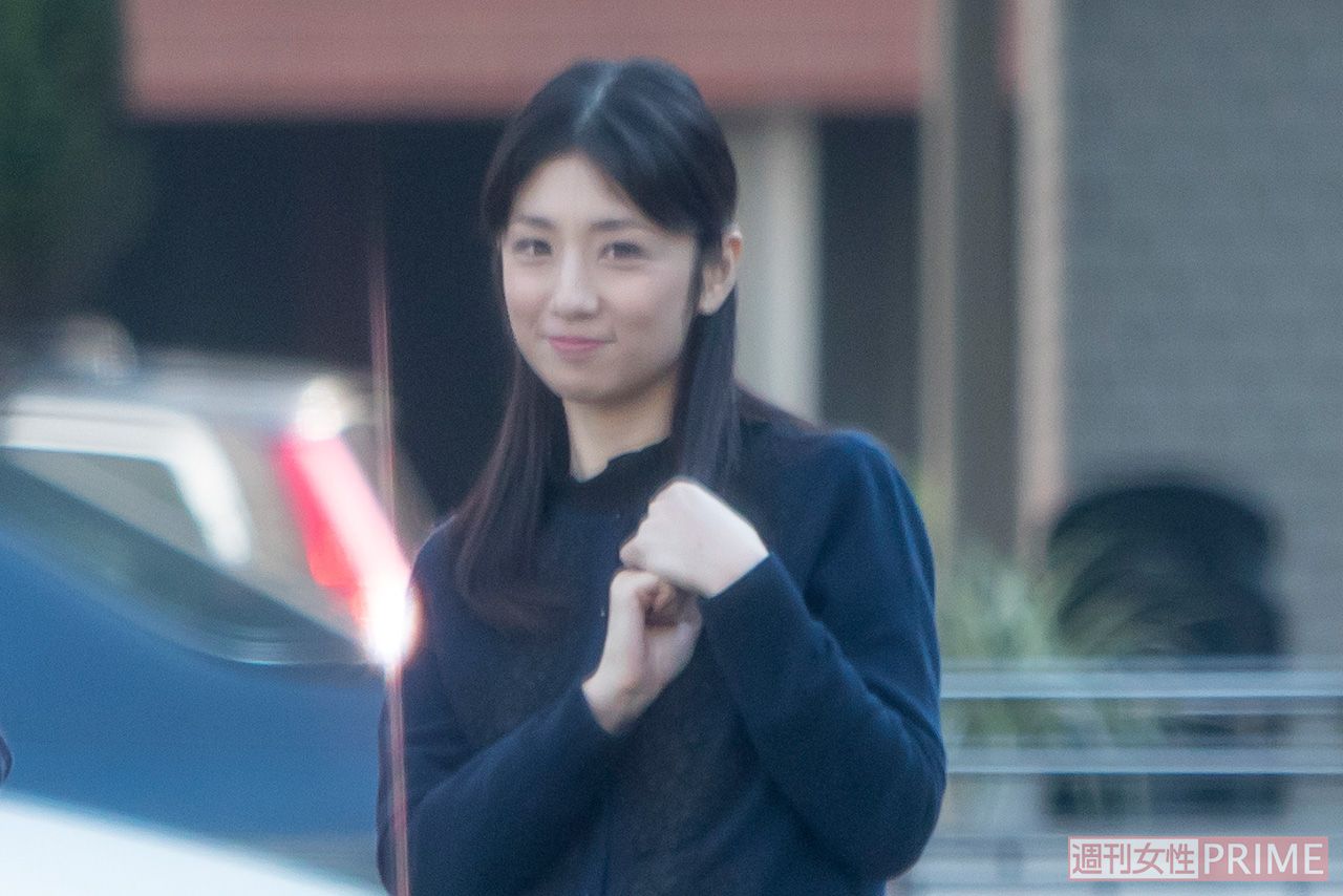 直撃を受ける小倉優子（'18年11月）