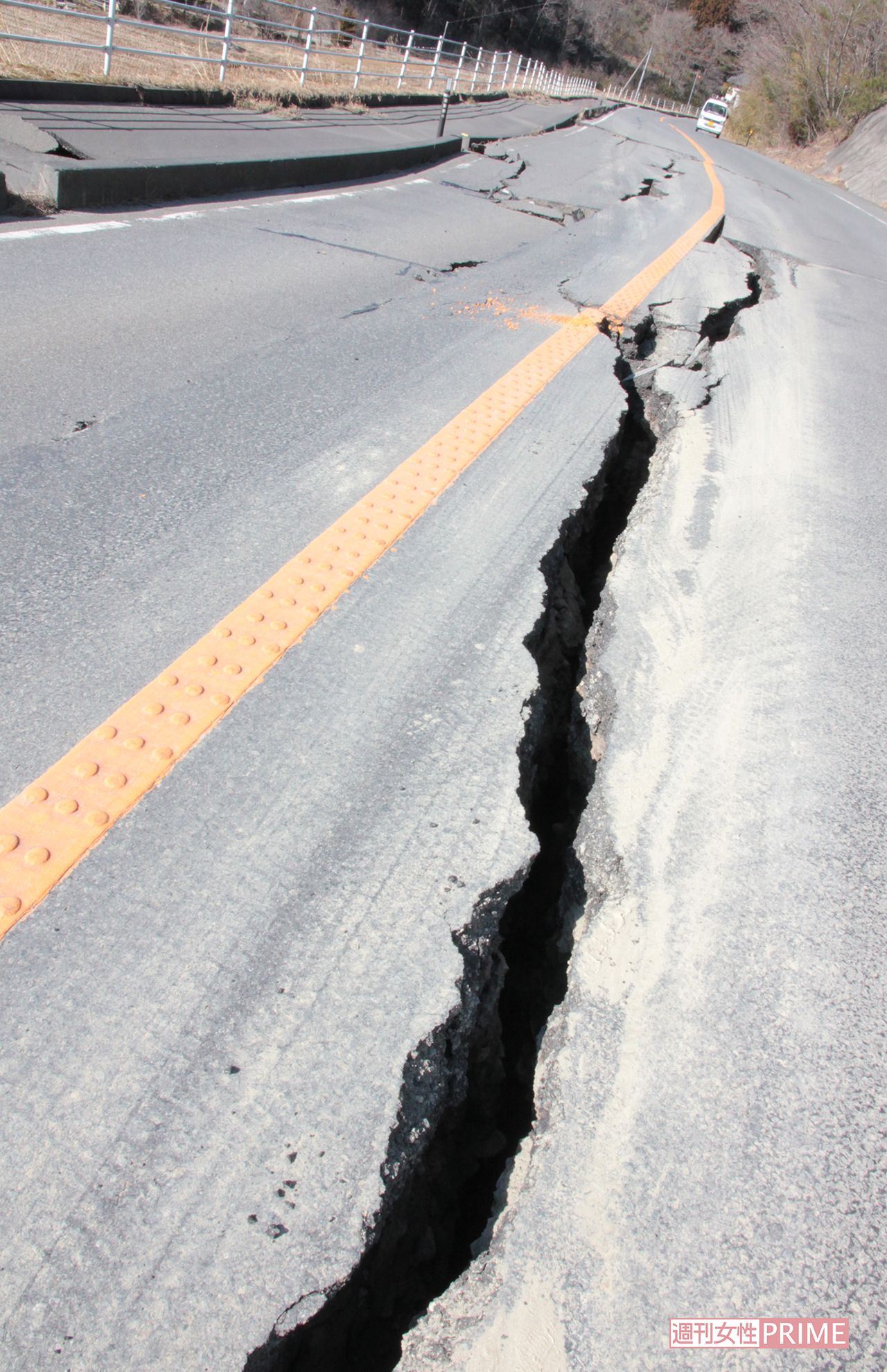 宮城県に入る手前、道には亀裂が。ヘタしたらタイヤがはまってしまうほどの幅の亀裂だった（2011年3月12日）