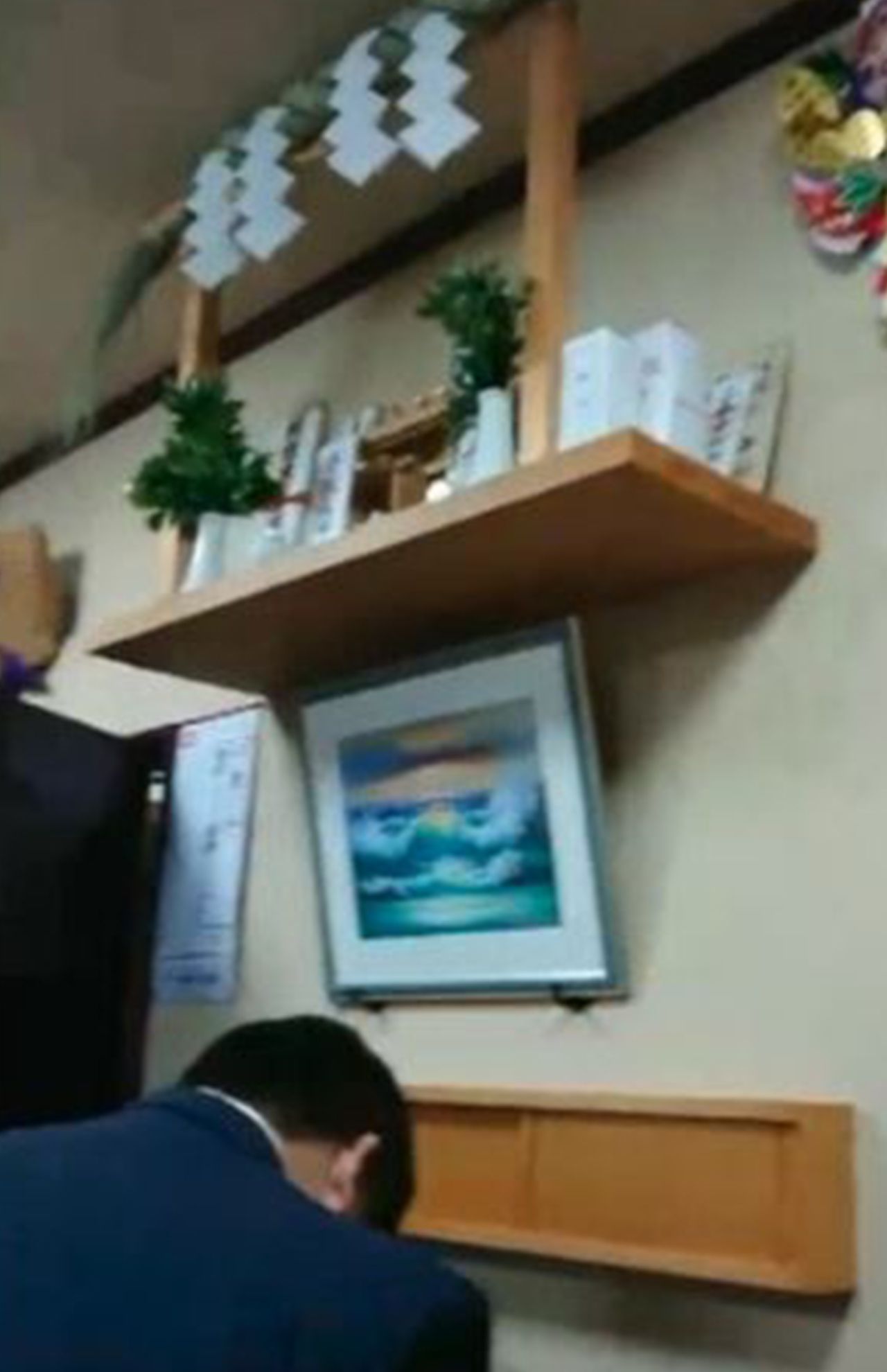 理事長への挨拶を終えると神棚に礼をしてから退出するのが儀式の流れだった