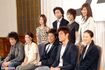 (左上から時計回りに)MEGUMI、市川染五郎(現・松本幸四郎)石田ゆり子、滝沢沙織、中越典子、坂口憲二、木村拓哉、竹内結子、佐藤隆太(2004年)『プライド』制作発表記者会見