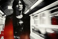 B’z稲葉浩志、渋谷109前での“隠密”自撮りショットにSNS騒然「一般人でもいるよね」周囲に全く気付かれな…