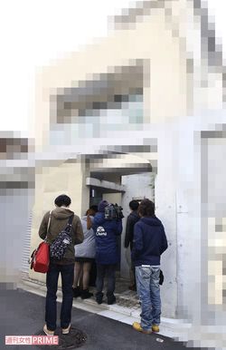 '11年1月に離婚裁判が表面化すると、自宅には多くの報道陣が