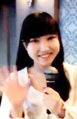 勤務店のPR動画に出演する石澤さん（YouTubeより）