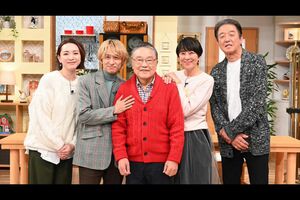 『伊東家』の出演者。左から山口美沙、三宅健、伊東四朗、RIKACO、布施博（日テレ公式Xより）