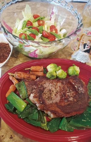 「出かけられないんで、旦那さんがステーキ焼いてサラダも作って結婚記念日致しました！　もうステーキなら一番美味しい！となると、どこにも行かなくなる。じゃないか。」（2020年6月5日／写真は『かおり的家ご飯』より）