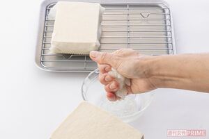 途中、ペーパーを絞って包み直す