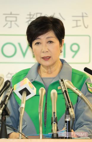 都庁職員の作業着で会見に臨む小池百合子