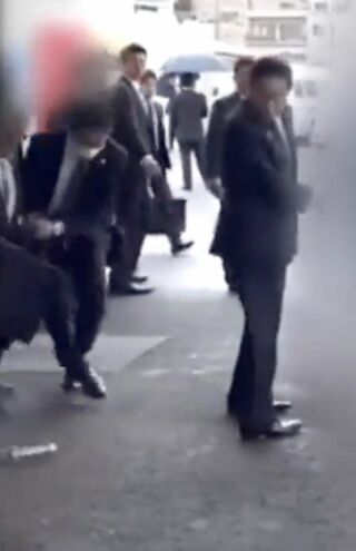 蹴り飛ばして岸田首相から爆発物を遠ざけたSP