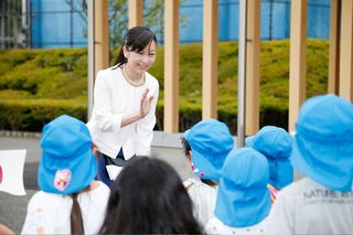 7月25日、公務に出席するため静岡県御殿場市を訪れた佳子さまは出迎えた園児に笑顔で応じられた