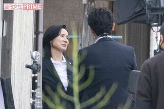 日曜劇場「ラストマン」の撮影を行う大泉洋と談笑する吉田羊