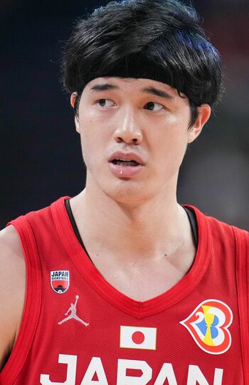 渡邊雄太。203cmという高身長。体育館の光をすべて反射し、白玉肌がさらにツヤ感を増している（写真／共同通信より）