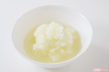 【玉ねぎ麹】工程（1）玉ねぎをすりおろす。