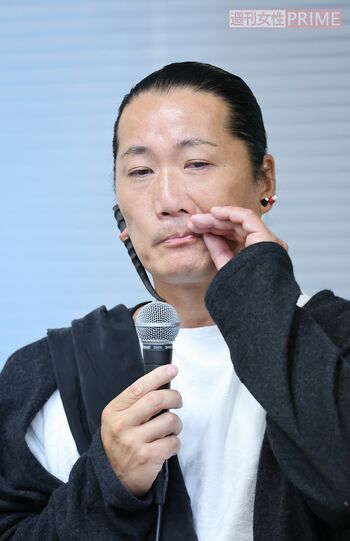 会見中に涙ぐむキャンドル・ジュン氏