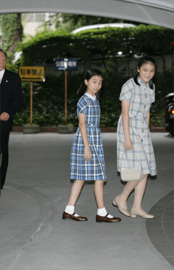 悠仁さま誕生の知らせを受け、愛育病院に到着した、佳子さまと眞子さん（2006年9月6日）