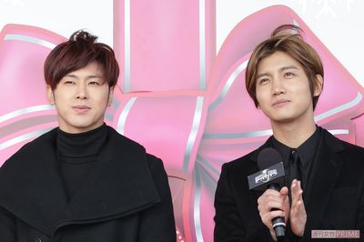 東方神起、左からユンホ、チャンミン