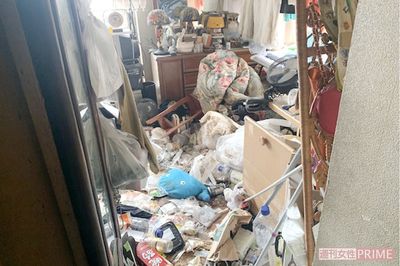 ゴミに囲まれて生活し息絶えた孤独死の現場
