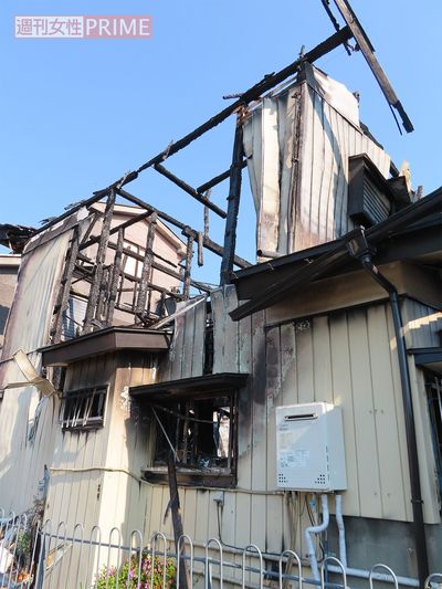 裏から見たAさん宅。写真手前の1階に台所があったというが、燃え残っている