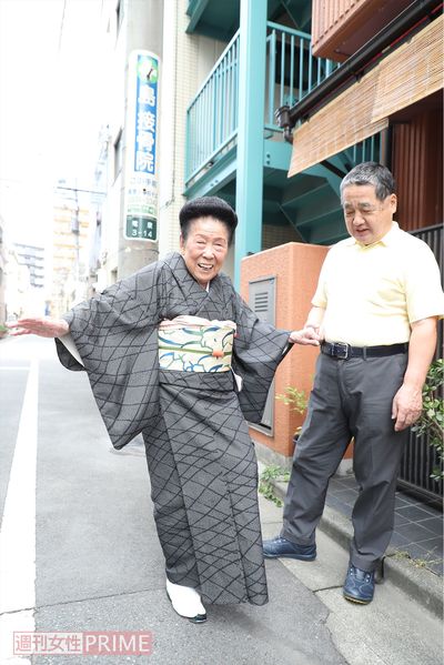 自宅のある街を散歩するのが2人の日課。2人で暮らし始めてもう30年になる　撮影／佐藤靖彦