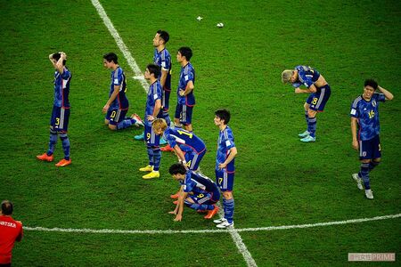 カタールW杯、クロアチア戦でPK敗退が決まり、肩を落とすサッカー日本代表（2022年12月5日）