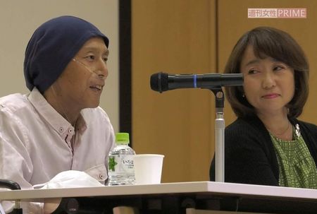 イベントや講演会で熱弁をふるう哲也さん。浩美さんはそっと寄り添い、見守った