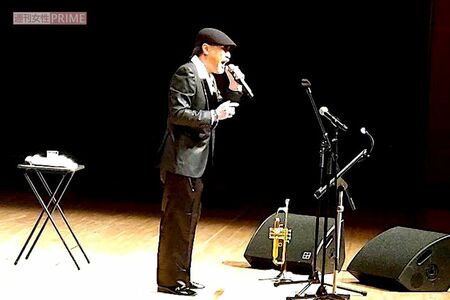 ライブ演奏中の譜面台との距離。今はメガネなしでもハッキリ見える　写真提供／桑野信義さん