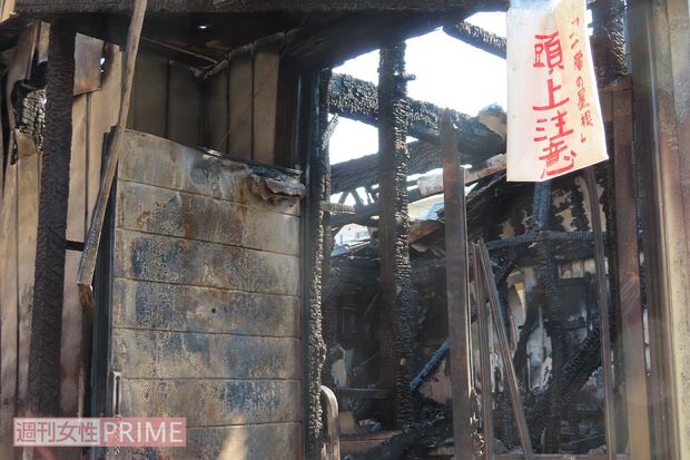 火災現場には「二階の屋根　頭上注意」と書いた張り紙が残り、捜索の困難さがうかがえた