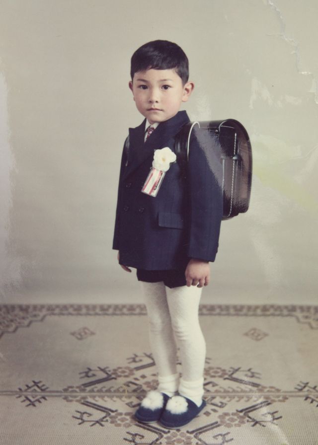 小学校入学時の中田。下に弟、妹のいるきょうだいの長男として生まれた