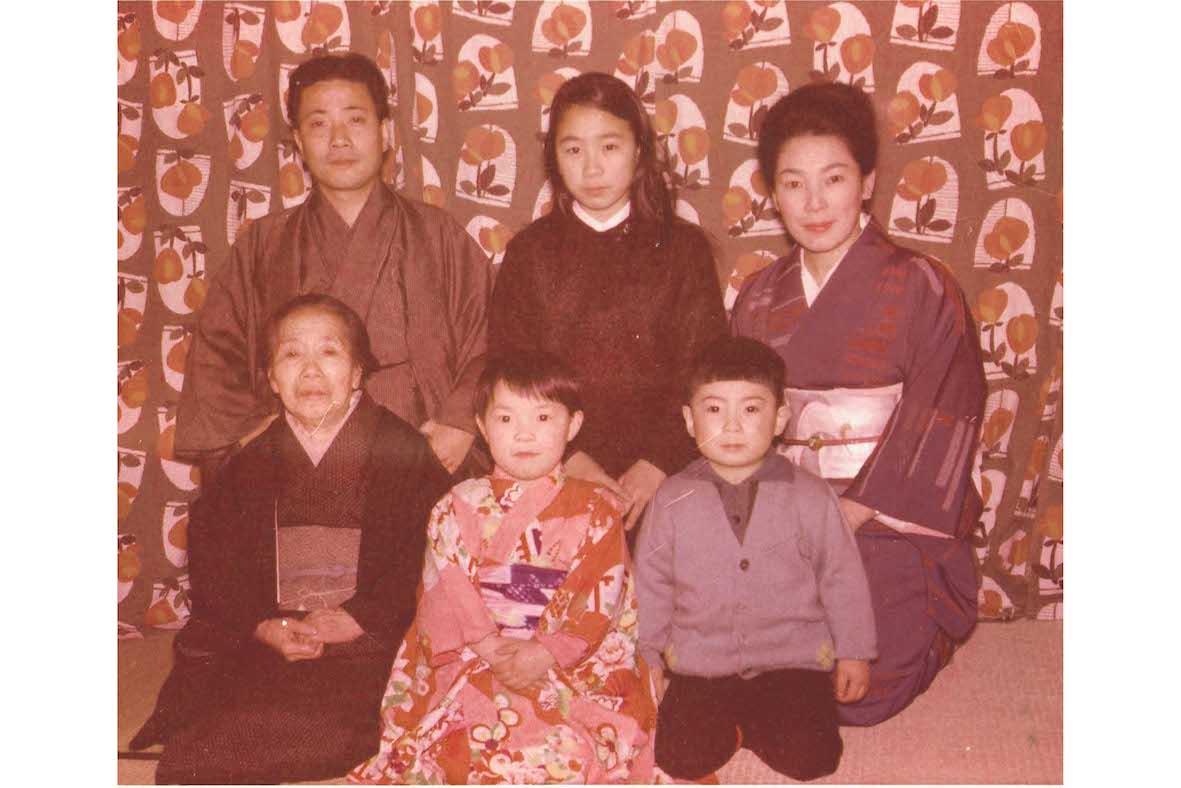 小学1年生のころの家族写真。後列右から母、姉、父、前列右から弟、尾崎亜美、祖母