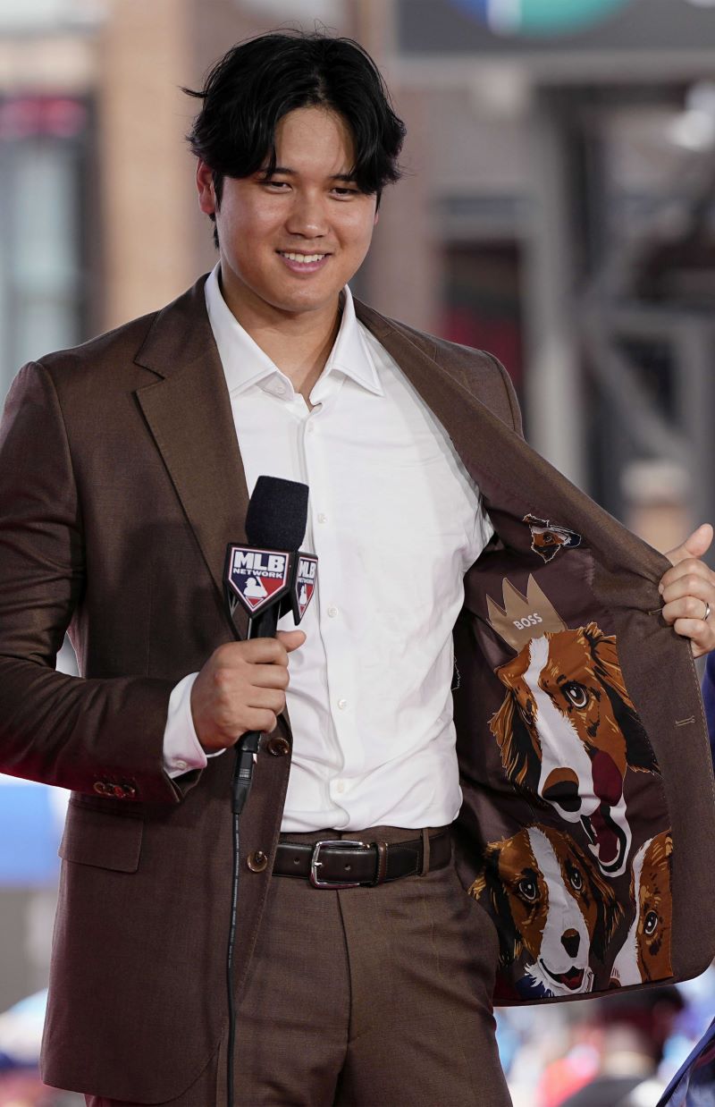 7月17日、レッドカーペットに登場すると裏地のデコピンのイラストを披露した大谷翔平　写真／共同通信社