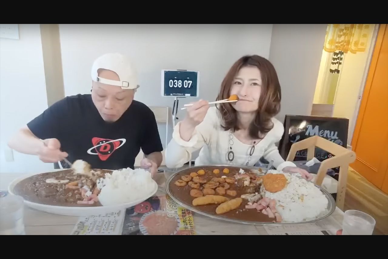 アンジェラさんはYouTubeチャンネルで、北海道の大食い王出身者と大食い対決を披露