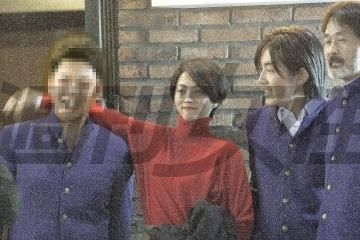 ドラマ『ごめんね青春！』打ち上げで男性スタッフの肩に手を回す満島ひかり