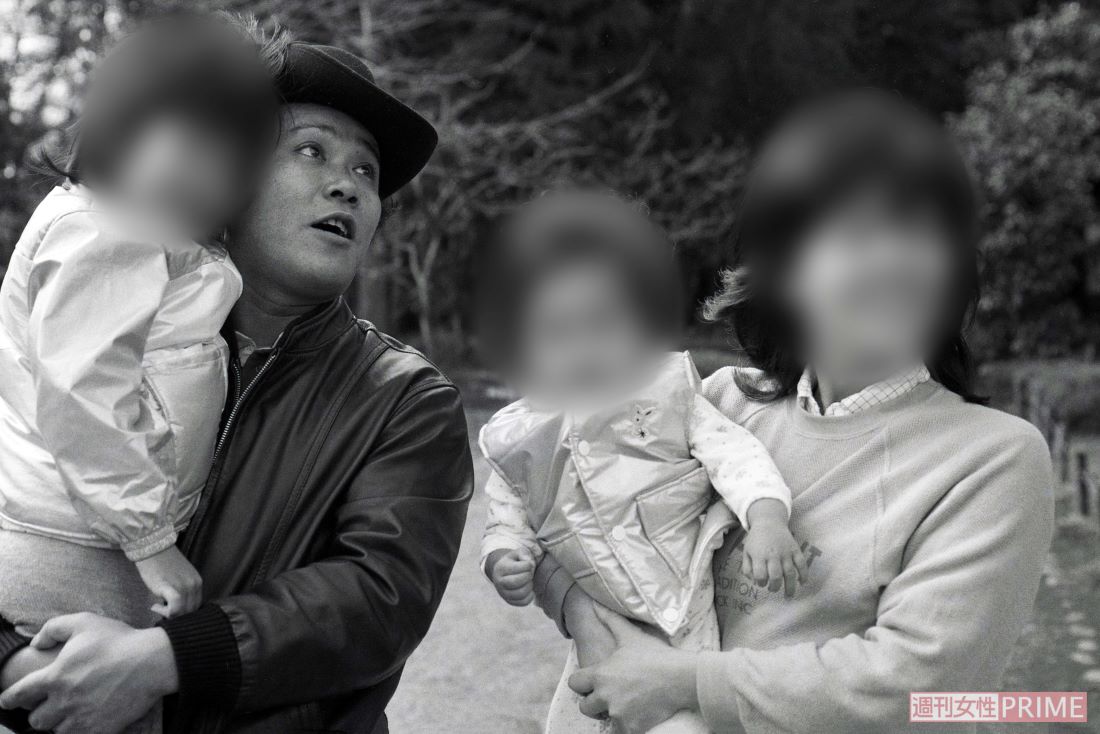 1981年、公園でくつろぐ西田家。当時から家族仲が良いことで有名だった