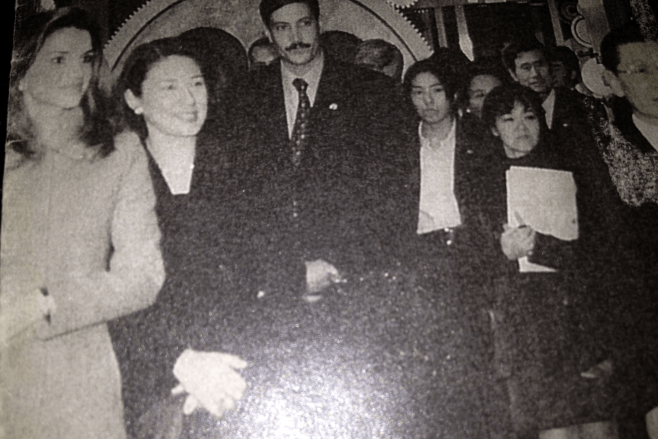 '02年には国賓として来日したヨルダン国王夫妻の通訳も担当。左端の王妃の隣には当時の皇太子妃、雅子さまの姿も