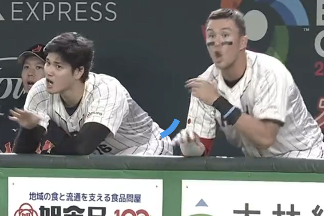 試合中のプレーを見てアメリカンなリアクションをとる大谷翔平とラーズ・ヌートバー選手（Prime videoより）