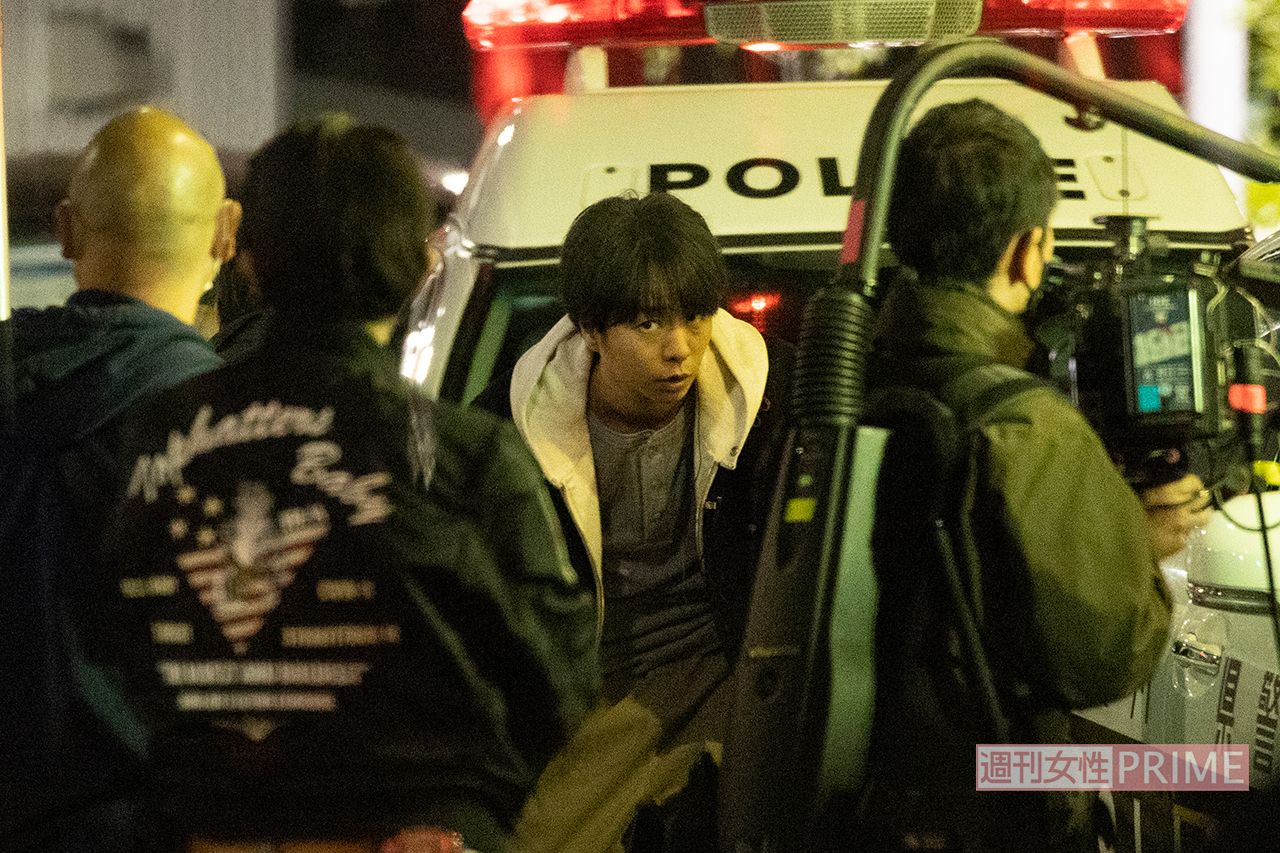 '23年1月放送予定のドラマ『大病院占拠』のロケに臨む櫻井翔（2022年）