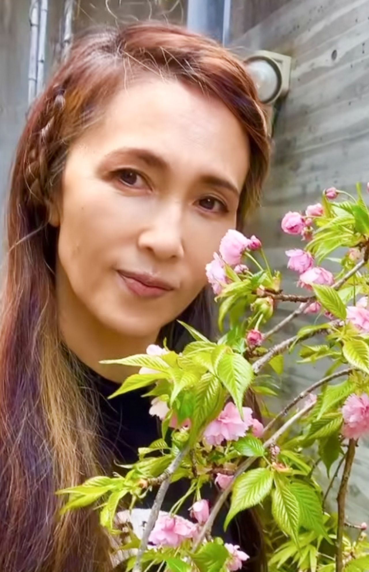 失敗アレンジ、40代からのロングの危険は、アレンジによる顔の露出！「ロングにしていると、つい結んだりアレンジをしがち。とくに工藤さんは面長が目立ってしまいます」（MAYUMI先生）（写真は本人公式インスタグラムより）