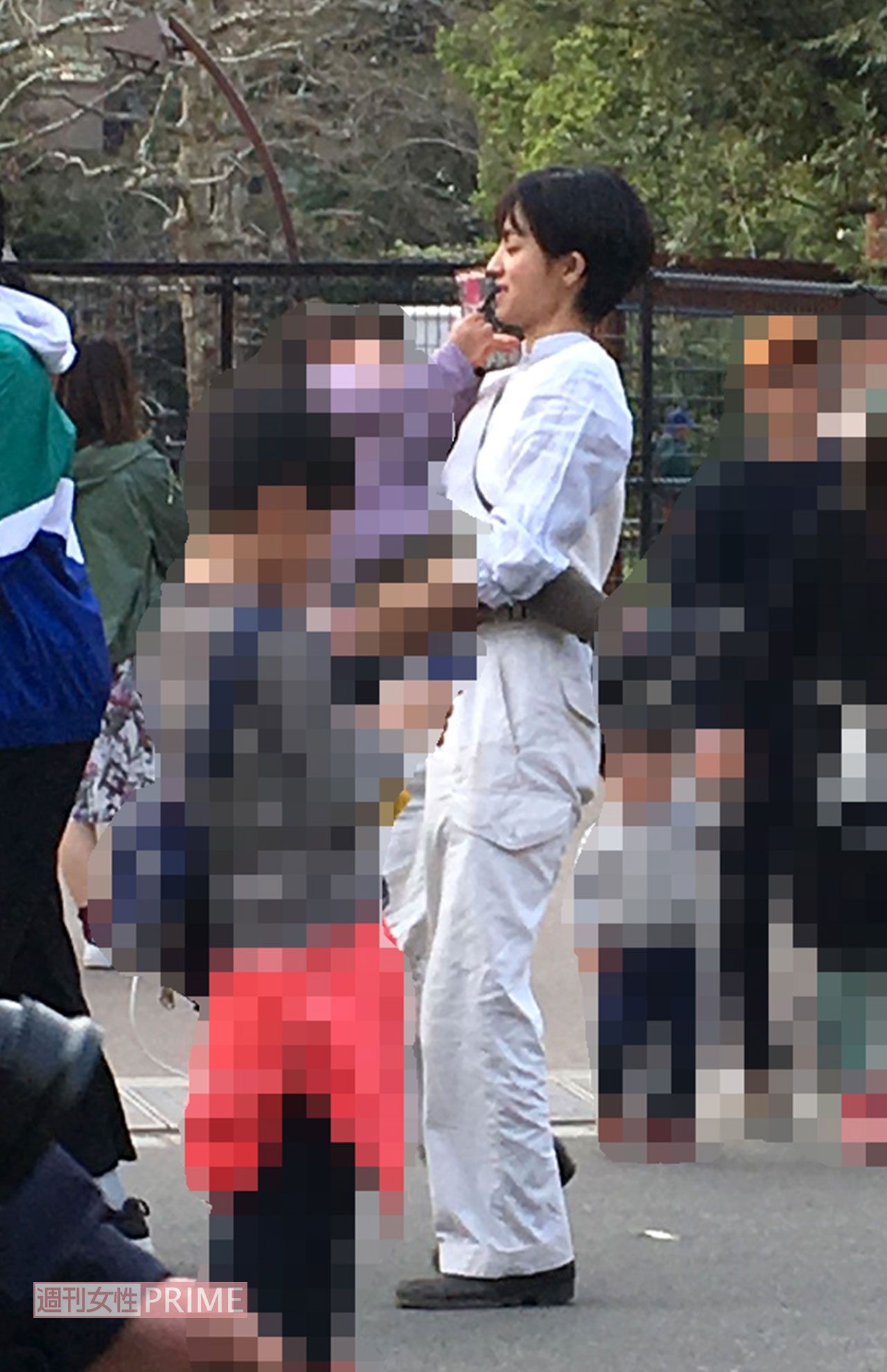 '19年4月、妹とその子どもたちを連れて散歩する満島ひかり