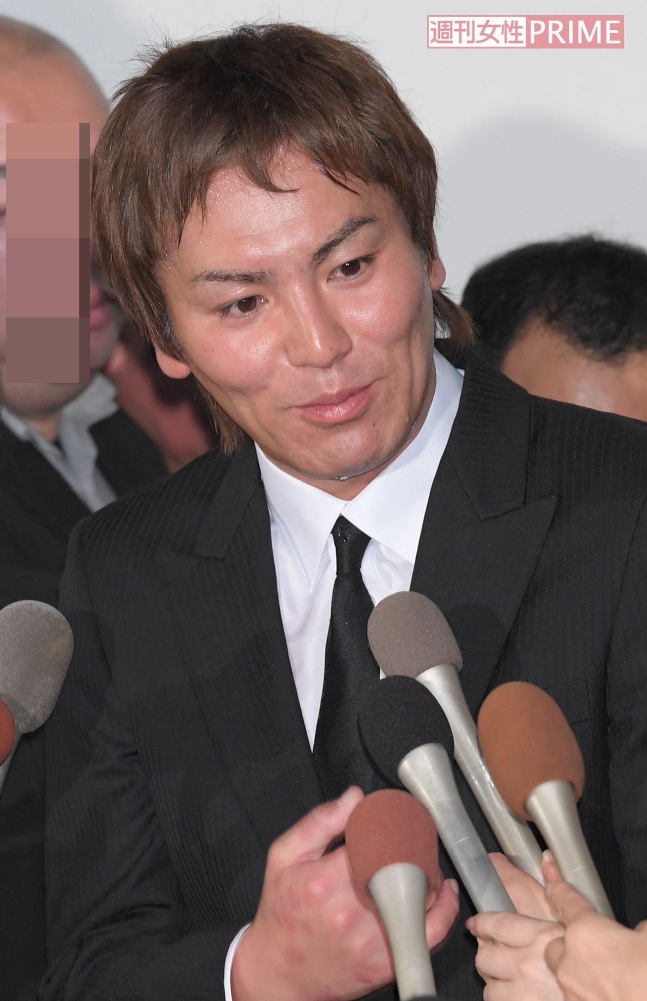 踏み込んだ質問をされると、明らかに声がトーンダウン。淫行についても明言せず、モヤモヤの残る会見となった